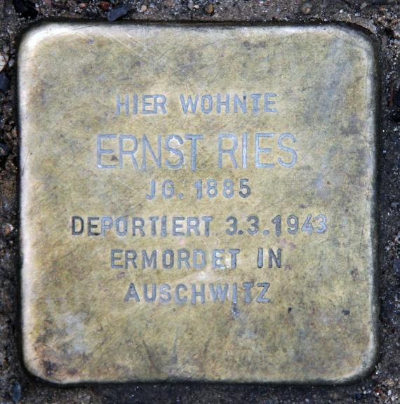 Stumbling Stone Neue Roßstr 21 (center) Ernst Ries
