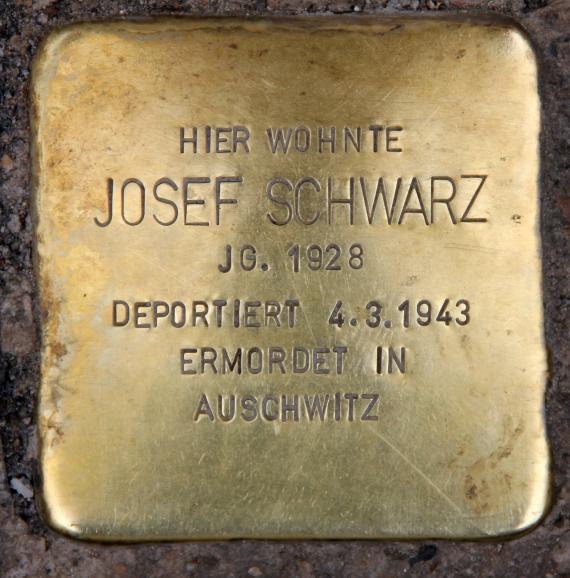 Stumbling Stone Neue Schönhauser Str 15 (center) Josef Schwarz