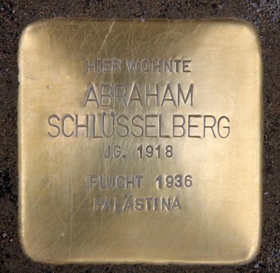 Stumbling Stone Rochstr 17 (center) Abraham Schlüsselberg
