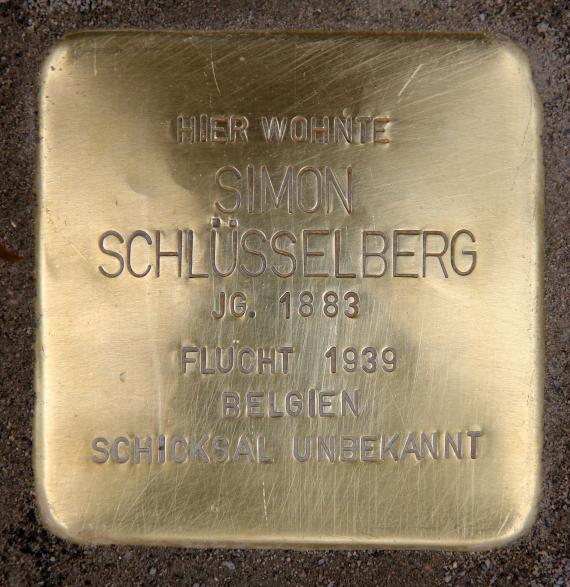 Stumbling stone Rochstr 17 (center) Simon Schlüsselberg