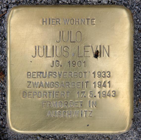 Stumbling Stone Seydelstr 7 (center) Julo Julius Levin