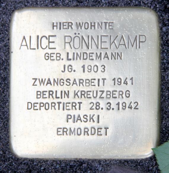 Stumbling Stone Torstr 94 (center) Alice Rönnekamp