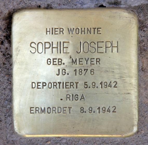 Stumbling Stone Veteranenstr 10 (center) Sophie Joseph