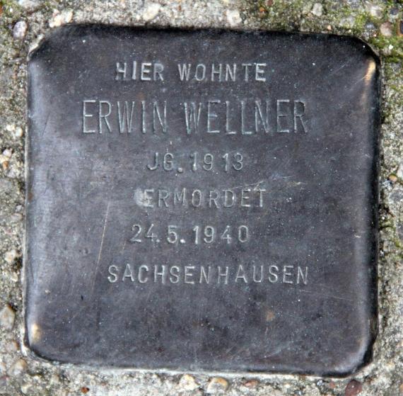 Stumbling Stone Wallstr 70 (center) Erwin Wellner