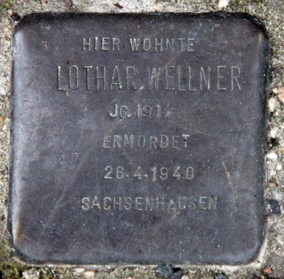 Stumbling Stone Wallstr 70 (center) Lothar Wellner