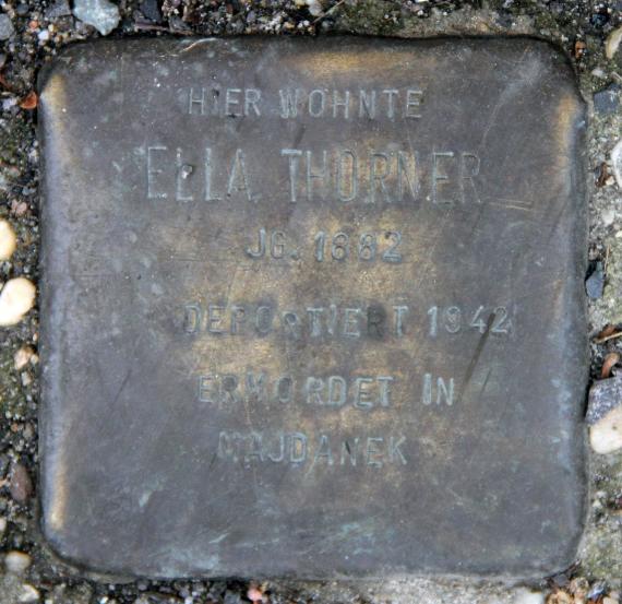 Stumbling Stone Wallstr 74 (center) Ella Thorner