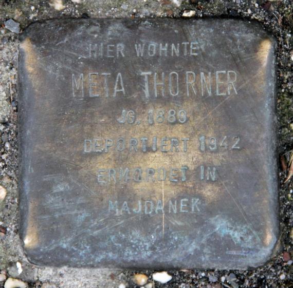 Stumbling Stone Wallstr 74 (center) Meta Thorner