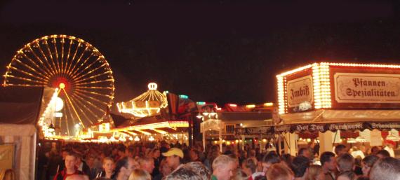 Der Stoppelmarkt am Abend (Mitte August)