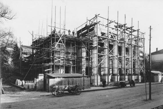 Construction phase of the new theater building at the beginning of 1909