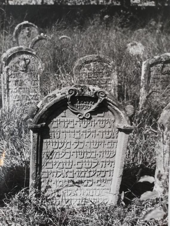 Grabsteine auf dem jüdischen Friedhof von Schmieheim. Foto aus der Sammlung des Jüdischen Museums der Schweiz