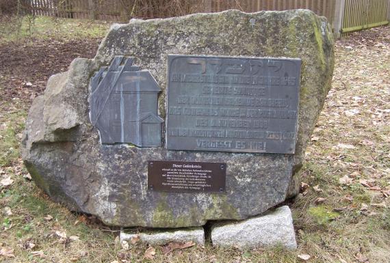 Memorial stone in the cemetery, which until 1995
at the site of the former synagogue