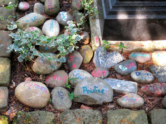 III. An dem Ort des Gedenkens auf dem Bergfriedhof Heidelberg erinnern die Namen und ein letzter Gruß auf Steine gemalt von Freunden und Angehörigen an die Dahingegangenen