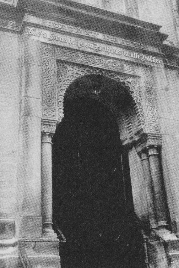 Portal der Alten Synagoge mit der hebräischen und deutschen Inschrift: Mein Haus heiße ein Bethaus für alle Völker.