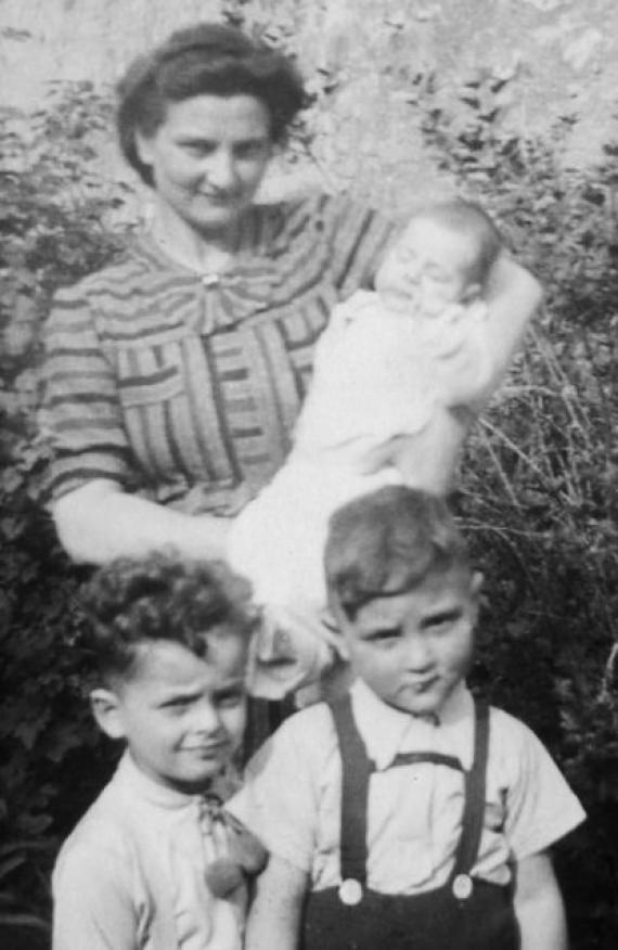 Berta Tworoger with her daughter Ruth, front right her son Manfred, left: William Salomon Frank. 1941 in the garden of the cantor's house at Jüdendorf 12.