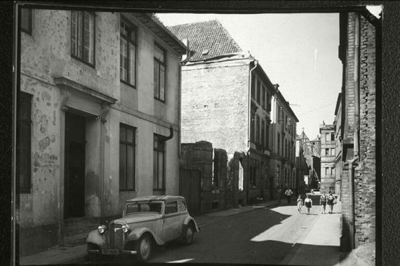Ruine der Synagoge in der Gartenstraße 6, links daneben das Gemeindehaus (Nr. 7), heute Rosenak-Haus genannt, Ende der 1940er Jahre