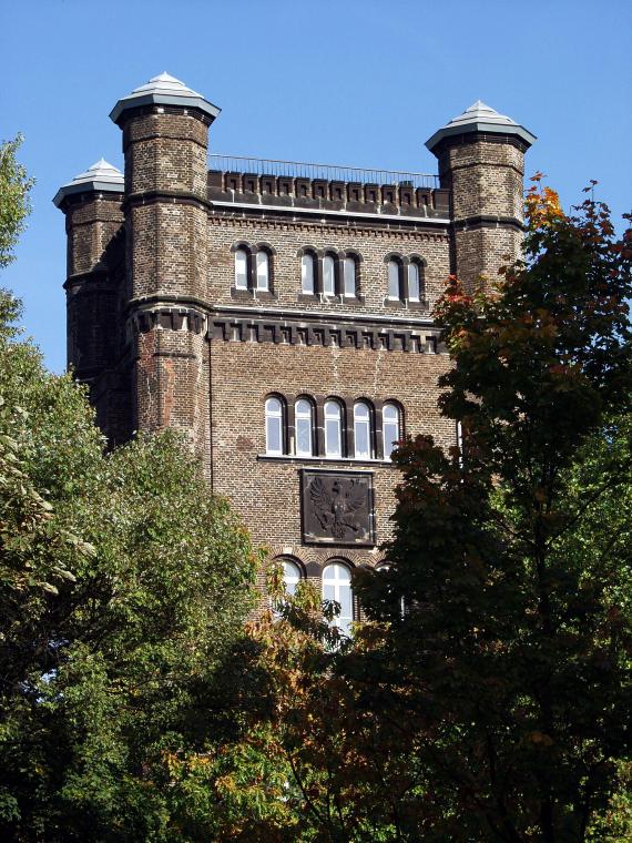 Hebeturm des Ruhrort-Homberg-Trajektes im ehemaligen Eisenbahnhafen