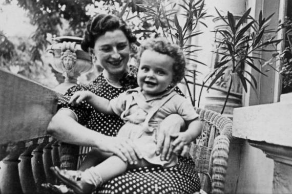 Elfriede Spanier with her son William Salomon, 1938 or 1939 on the balcony of her house at Wilhelmsplatz 8