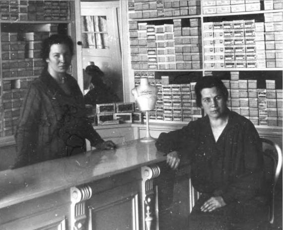 Else and Hedwig Bendix in their store at Taubenstraße 4 (Original: Moses-Mendelssohn-Akademie Halberstadt)