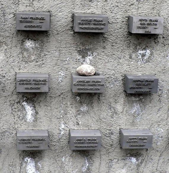 Gedenkblöcke in der Außenmauer des Jüdischen Friedhofs, in der Mitte der Gedenkblock für Anne Frank