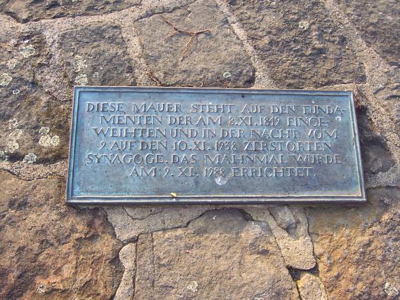 Hinweistafel auf der Umfassungsmauer