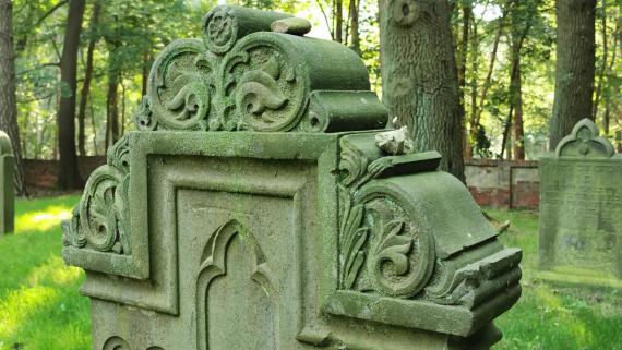 Gravestone detail with "memorial stones" (Dofèk)