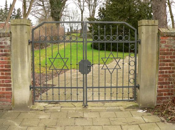 Entrance gate