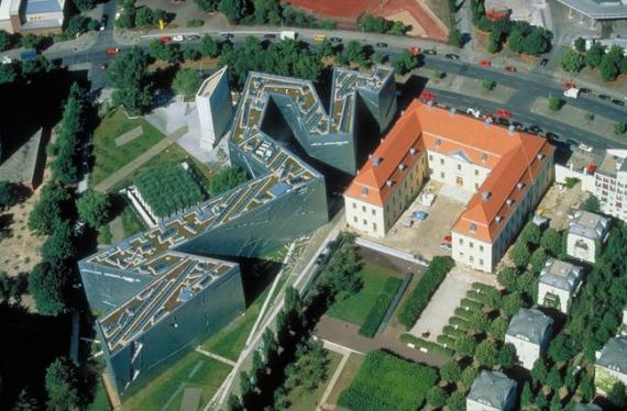 Luftansicht des zickzackförmigen Libeskind-Baus mit Kollegienhaus, 2008