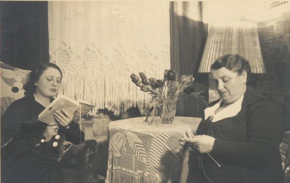 Käthe Hirsch and Alice Crohn in their apartment at Breite Straße 41a