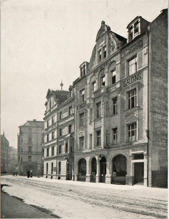 Im Hintergrund die Liebigstraße 21, im Vordergrund der Erweiterungsbau Wagmüllerstraße 15, 100. Jubiläumsauktion am 28. April 1902, 100. Jubiläumsauktion am 28. April 1902