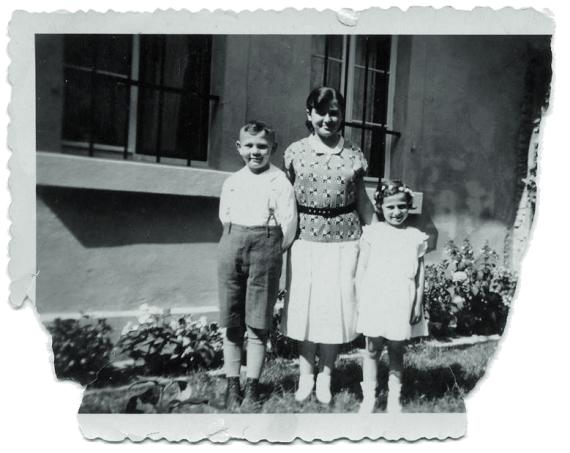 Manfred Regensburger, Elisabeth Bauer, Elfriede Regensburger around 1930 in the garden of the cantor's house, Jüdendorf 12