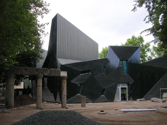 Die Neue Mainzer Synagoge einen Monat vor Abschluss der Bauarbeiten. Im Vordergrund restaurierte Säulenreste der 1938 niedergebrannten Hauptsynagoge