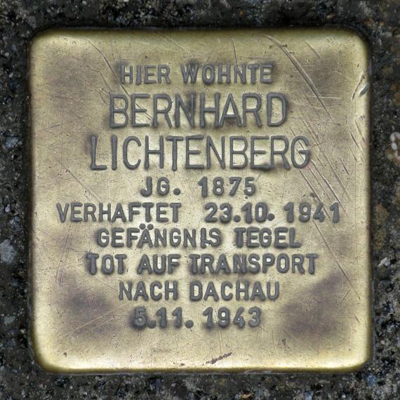 Stolperstein.Mitte.Hinter der Katholischen Kirche 3.Bernhard Lichtenberg.2315