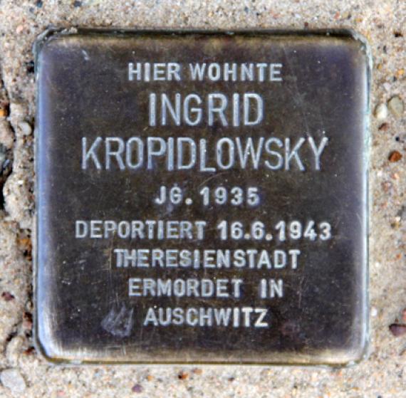 Stumbling Stone Strelitzer Str 25 (center) Ingrid Kropidlowsky