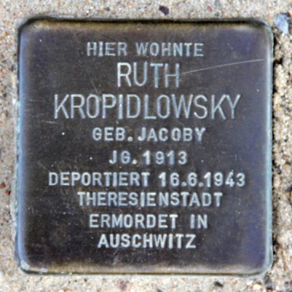 Stumbling Stone Strelitzer Str 25 (center) Ruth Kropidlowsky