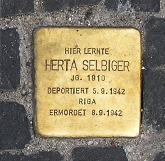 Stumbling stone Unter den Linden 6 (center) Herta Selbiger