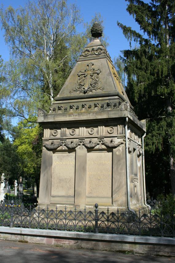 Stuttgart Pragfriedhof Grab Familie Sauters