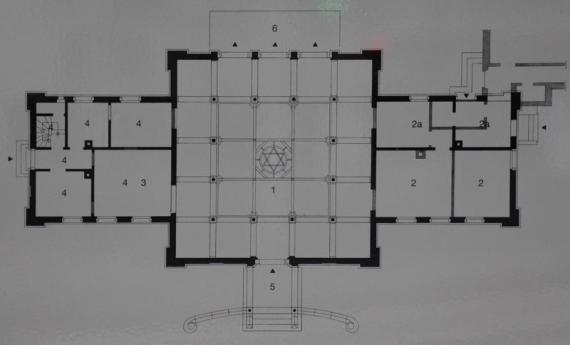 Die Zeichnung zeigt die Grundrisssituation von 1881. Daraus ist zu ersehen, dass sich damals östlich der von 12 Säulen gestützten Zentralhalle der Totenwaschraum befand und westlich davon der Friedhofsaufseher wohnte. Heute befindet sich in diesem Bereich der Totenwaschraum, während der östliche Gebäudeflügel Wohnzwecken dient. Dort errichtete man 1928 einen Anbau. 1. Zentralhalle; 2. Tahararaum (Totenwaschraum) bis 1927, heute Wohnräume; 2a Räume der Chewra Kadischa (Beerdigungsbruderschaft) bis 1927; 3. Tahararaum ab 1928; 4. Wohnung des Friedhofaufsehers bis 1928; 5. Baldachinüberdachte Vorfahrt mit Haupteingang; 6. Drei Ausgänge zum Friedhof unter Glasdach. Schwarz: Gebäude von 1881 Grau: Veränderungen ab 1928